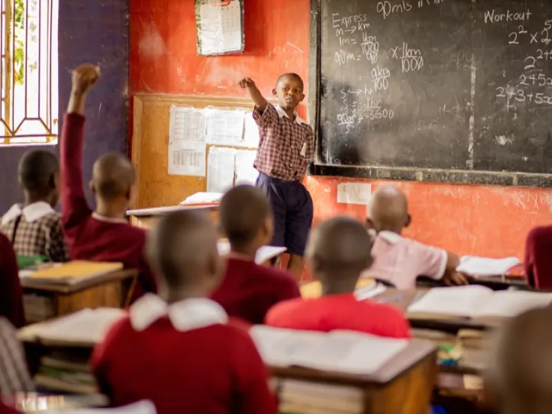 A teacher at the blackboard in a RODA classroom